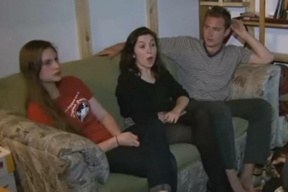 KUPILI SU POLOVNI KAUČ, A U NJEMU JE BILO PRAVO BOGATSTVO: Kada su iz njega izvzukli ovo, nastao je muk (VIDEO)