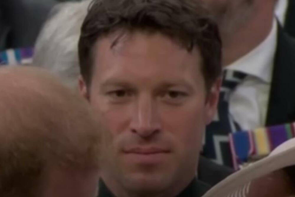 ŽENE POLUDELE ZA BIVŠIM TELOHRANITELJEM KRALJICE ELIZABETE: Pogledajte kakav je MACAN, od ovoga SRCE STAJE! (VIDEO)