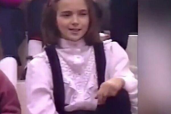 DA LI PREPOZNAJETE DEVOJČICU SA SLIKE? Danas je ministarka u Vladi Srbije, svi je znate! (FOTO)