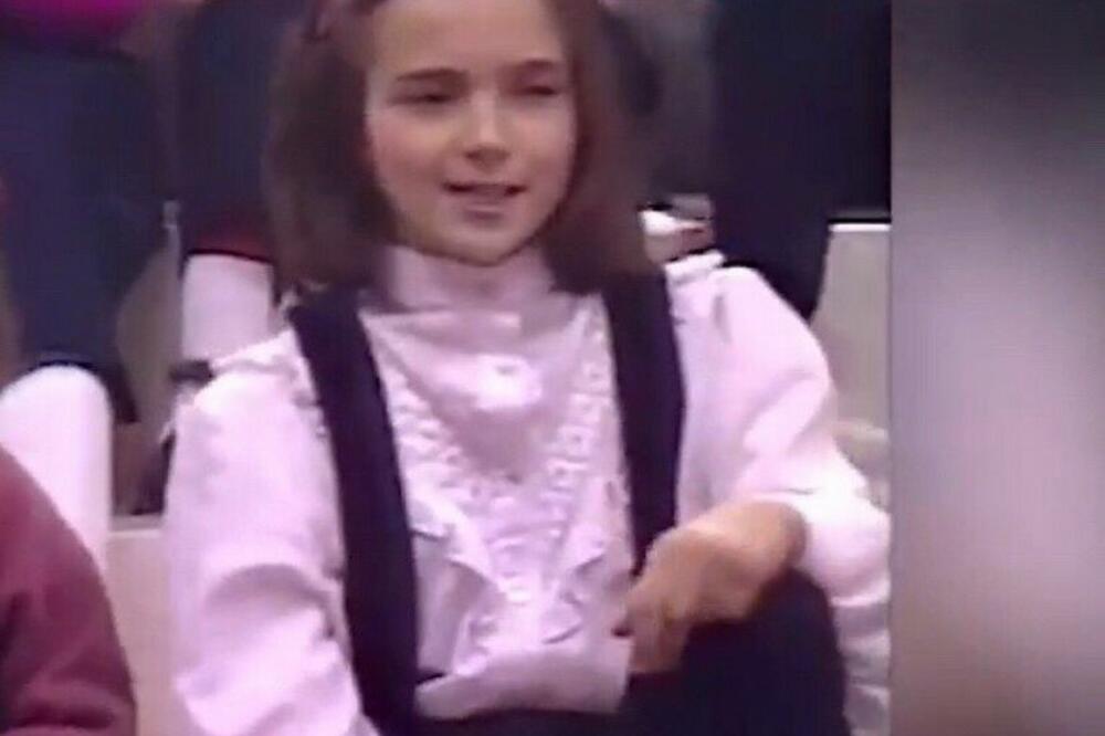 DA LI PREPOZNAJETE DEVOJČICU SA SLIKE? Danas je ministarka u Vladi Srbije, svi je znate! (FOTO)