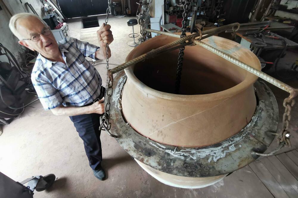 U MILUNOV LONAC STAJE SKORO 400 KILOGRAMA KUPUSA: Bez ovog izuma ne može da prođe NIJEDNO VESELJE (FOTO)