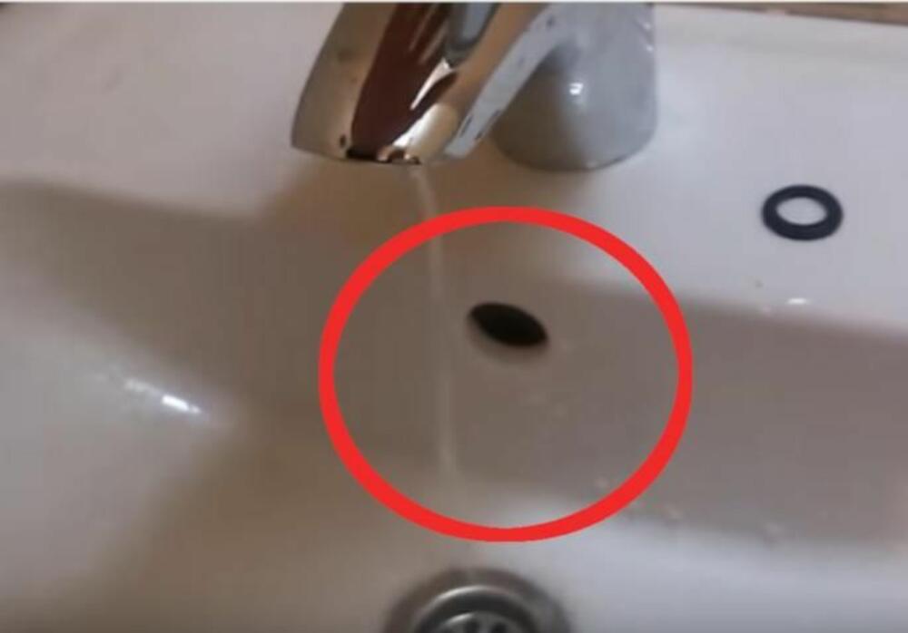 Nikad ne biste pogodili čemu služi rupica na lavabou! Svi je primete, a ne znaju da može da spasi ceo stan