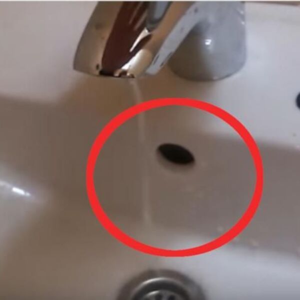 Nikad ne biste pogodili čemu služi rupica na lavabou! Svi je primete, a ne znaju da može da spasi ceo stan