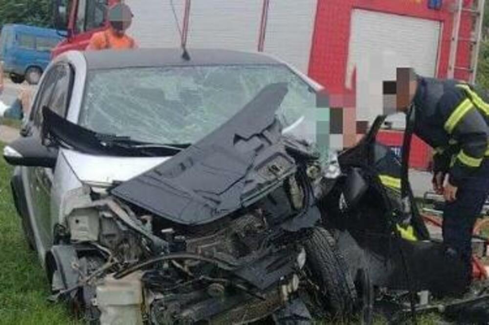 NOVA STRAŠNA NESREĆA NA SRPSKIM PUTEVIMA: Automobil TOTALNO SMRSKAN (FOTO)
