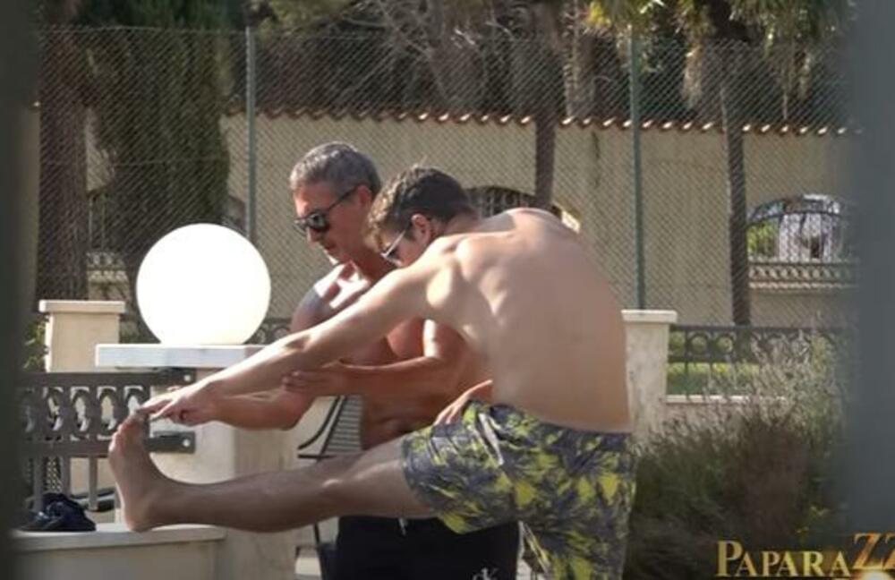 Pevač vežba sa sinom