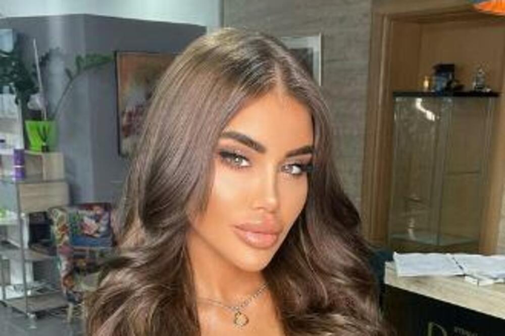 VLAŽNA I ZATEGNUTA KAO PRAĆKA! Manekenka pokazala GOLO TELO, a onda su svi primetili JEDAN DEO i počeli da BULJE