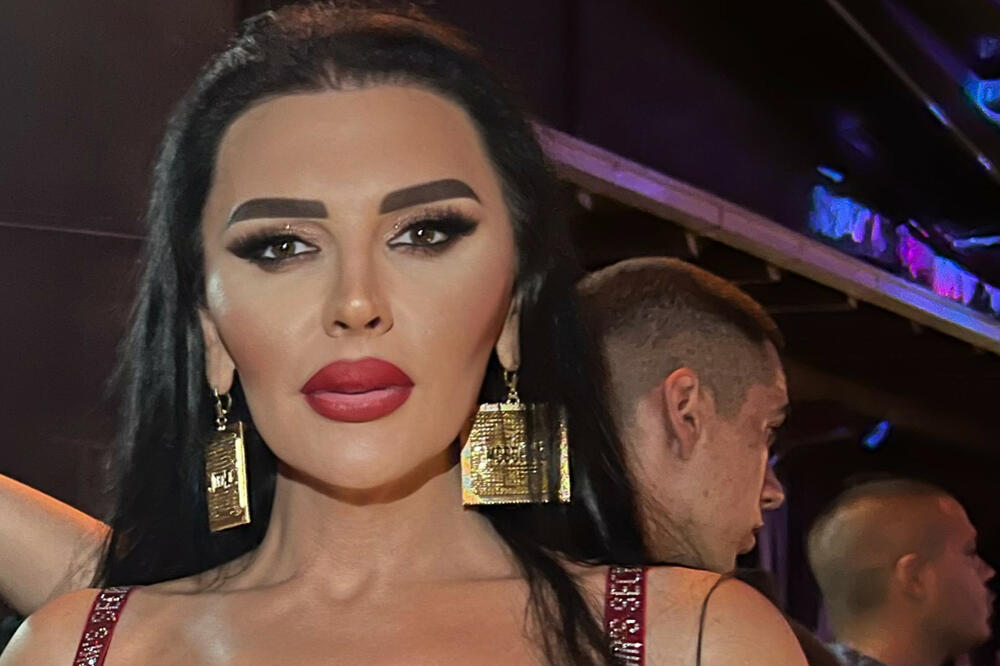 CELA SRBIJA BULJI U MINĐUŠE TRANSRODNE PEVAČICE: Da li je moguće da je OVO STAVILA na sebe?!