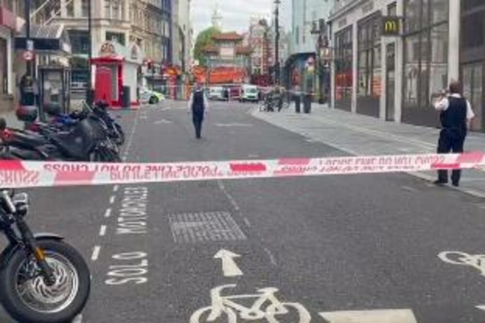 DRAMA U LONDONU: Dva policajca IZBODENA na ulici, hitno prebačeni u BOLNICU! (VIDEO)