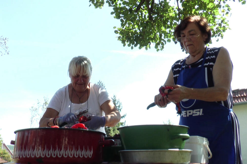 SVI STE OSETILI MIRIS SRPSKOG KAVIJARA! Nema ukusnije stvari od domaćeg, pravi se čak i od "slonovog uveta" (FOTO)