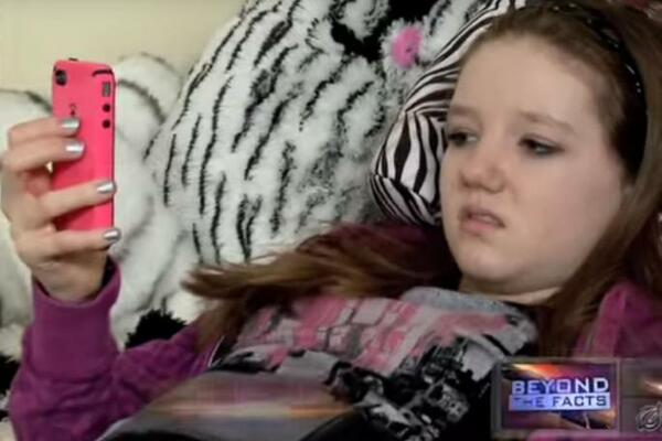 PREVIŠE JE KORISTILA MOBILNI, POSLEDICE SU STRAŠNE: Radila je nešto što svako od nas radi, pa joj se desilo ovo