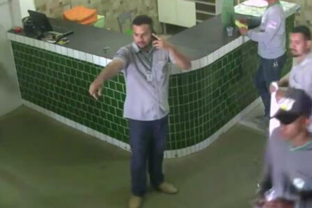 BEŽALI IZ PROSTORIJE I SKAKALI NA PULT OD STRAHA: Nastala opšta FRKA, a kad vidite zašto neće vam BITI DOBRO! VIDEO