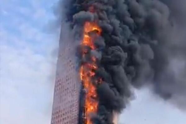 STRAVIČAN POŽAR BUKNUO U VIŠESPRATNICI U KINI: Gust crni dim prekrio grad, nije poznato da li ima žrtava! (VIDEO)