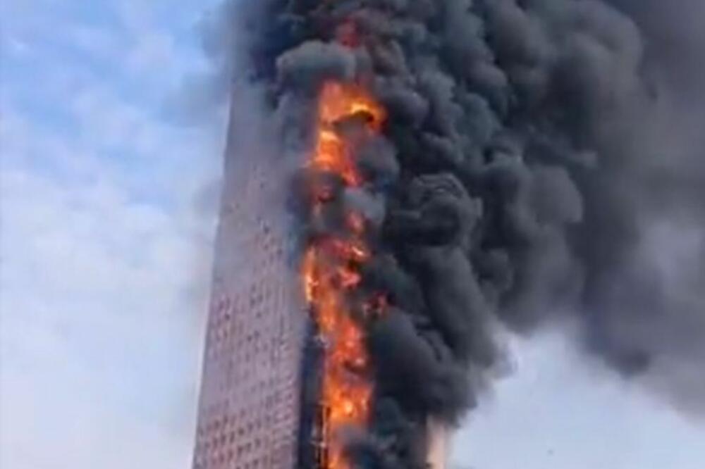 STRAVIČAN POŽAR BUKNUO U VIŠESPRATNICI U KINI: Gust crni dim prekrio grad, nije poznato da li ima žrtava! (VIDEO)