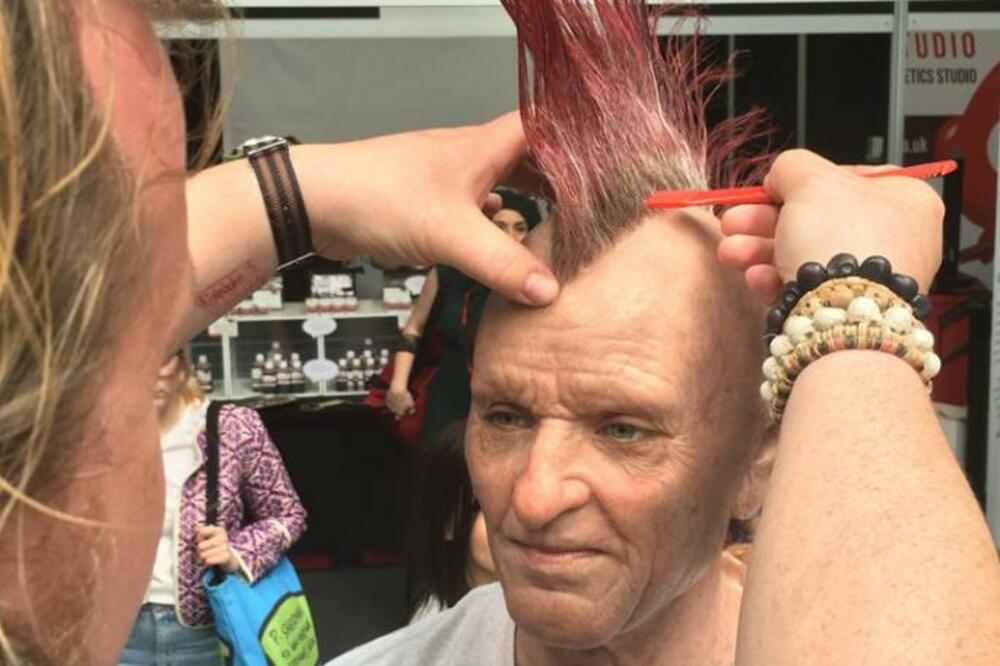 VIDITE DOBRO OVU SLIKU: Na njoj se nalazi stariji panker, ali istina je mnogo jezivija, zapravo! POGLEDAJTE OPET