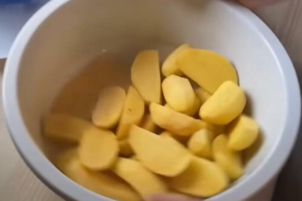 KROMPIR POTOPITE U SIRĆE I OSTAVITE DA SE SKUVA: Ništa ukusnije nećete probati! (RECEPT)