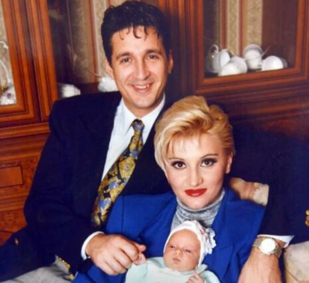 Mira Škorić sa bivšim suprugom i ćerkicom u naručju