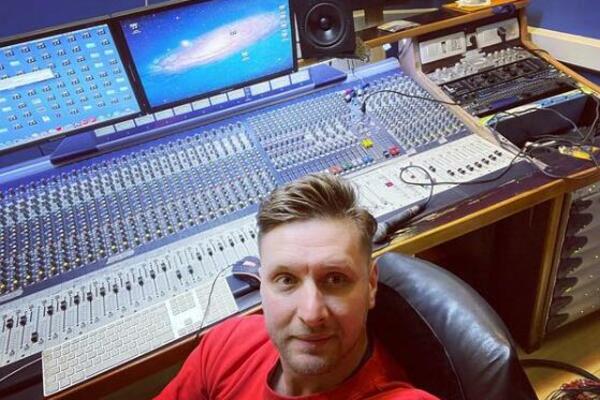 OTAC POZNATOG PEVAČA U TEŠKOM STANJU, BORI SE ZA ŽIVOT: Nakon NAPADA zadobio OZBILJNE POVREDE