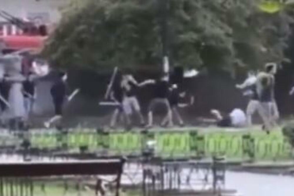 STRAVA I UŽAS! Tuča "Delija" i "Grobara"! Štangle i nemilosrdno iživljavanje, RODITELJE BEŽE SA DECOM! (VIDEO)