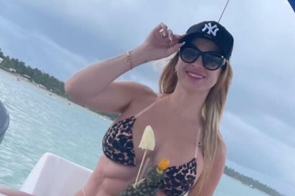 SKIDA SE GOLA I PRODAJE EKSPLICITNE FOTKE! Žena poznatog sudije otkrila šok detalje -žele me fudbaleri! (FOTO)