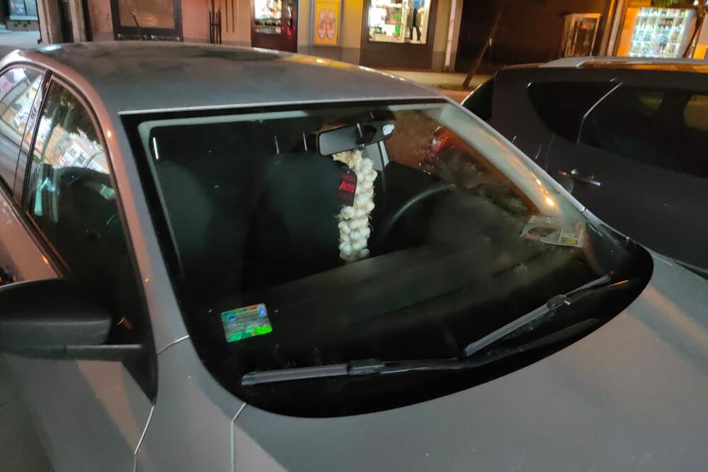 POGLEDAJTE SAMO KAKO SE OVAJ ČAČANIN ŠTITI OD UROKA: Zakačio za RETROVIZOR i to koju KOLIČINU! (FOTO)