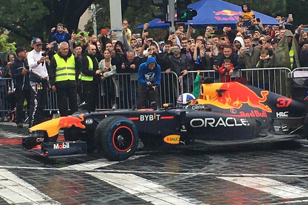 KULTARD ODUŠEVIO NAVIJAČE! Šampionski bolid protutnjao Beogradom! (VIDEO)