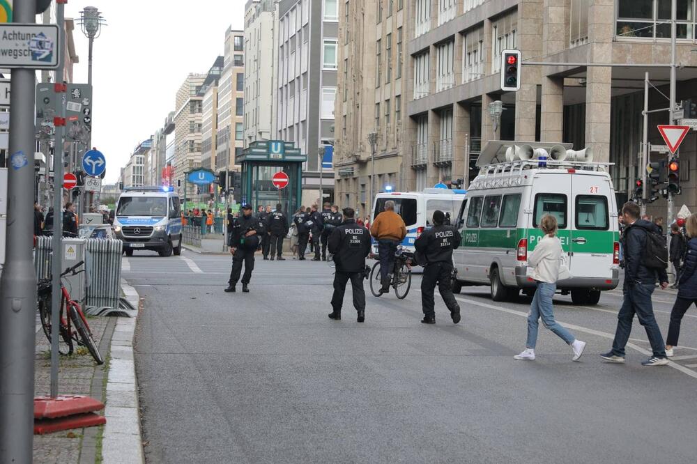 AEORODROMSKE PISTE BILE ZATVORENE: Ljudi se ZALEPILI ZA ASFALT