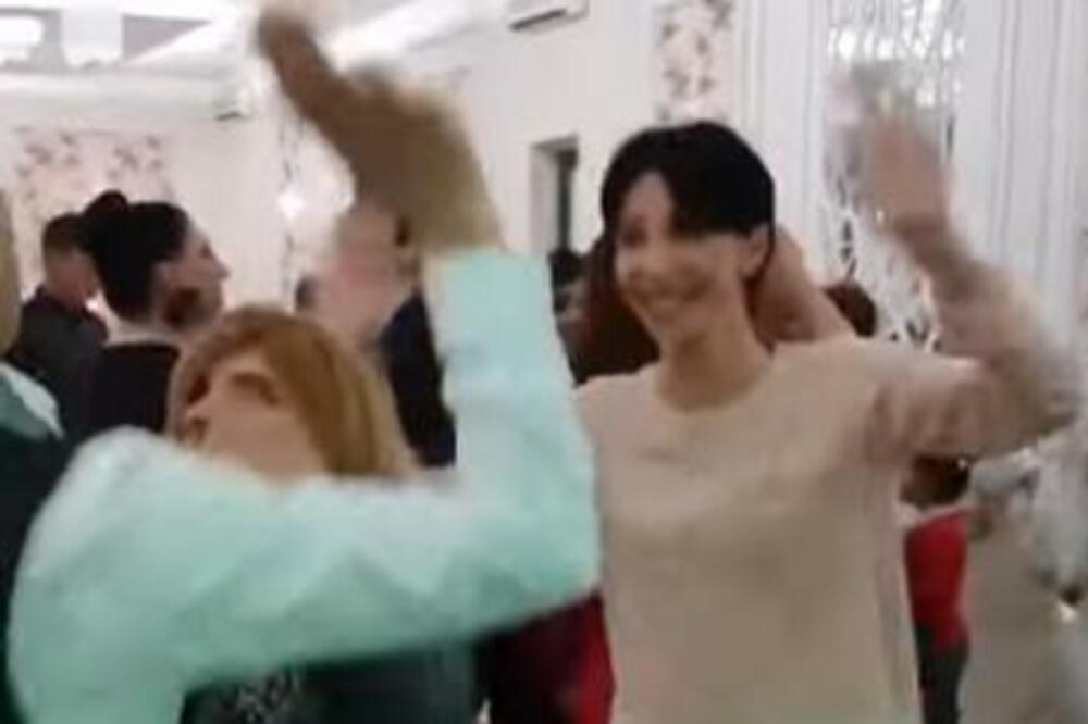 PORED ŽIVE SUPRUGE, URADIO JE OVO SA DRUGOM ŽENOM: Kada je uletela i ONA, CEO SVET ZANEMEO (VIDEO)