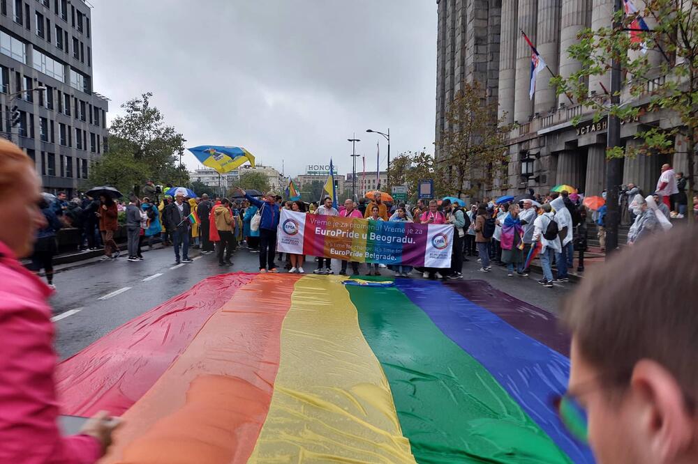 Pojavili su se LJUDI SA TRANSPARENTIMA, evo šta se PORUČUJE! (FOTO)