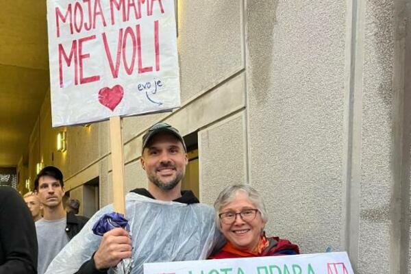 "MOJA MAMA ME VOLI": Sa sinom došla na PRAJD u Beograd, pa poslala JASNU PORUKU! (VIDEO)