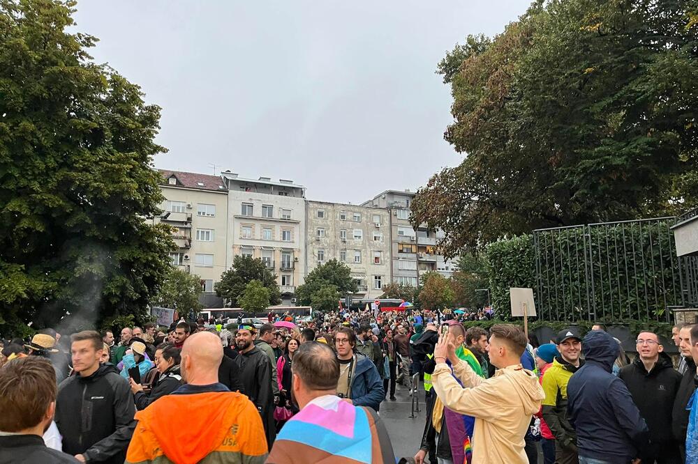 OMILJENI NARODNJAK SE ORI NA BEOGRADSKOM PRAJDU: Pogledajte kakva atmosfera je nastala! (VIDEO)