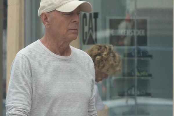 OVA SLIKA POKAZUJE KOLIKO JE NAPREDOVALA BOLEST BRUSA VILISA: Sve je GORE I GORE, na telu se VIDI SVAKI TRAG