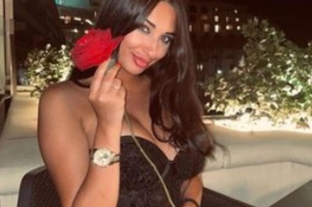 NIJE ZA MALOLETNE! Naša pevačica GIGANTSKE GRUDI POKAZALA SVIMA, kupaći ih jedva ZADRŽAO! (FOTO)