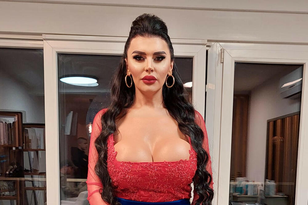 EKSKLUZIVNE FOTKE TRANSRODNE PEVAČICE PRED NASTUP NA PRAJDU: Elektra istetovirala 3 PRSTA i obukla SRPSKU ZASTAVU