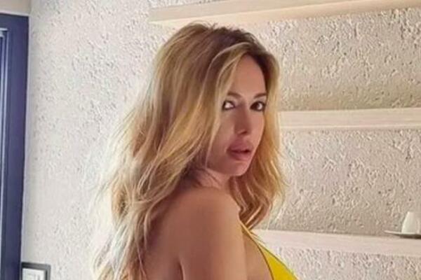 SKINULA SE U PROVOKATIVAN DONJI VEŠ, OD OVOGA MOŽE SRČKA DA UDARI: Gotovo da JOJ SE VIDI SVE, OVO NIJE ZA MALOLETNE