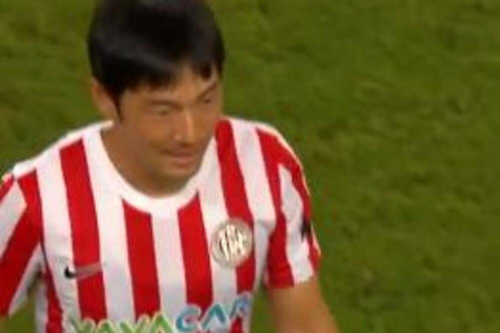 JAPANSKI FUBDALER IMAO DEBI ZA ZABORAV: Zaradio crveni posle 20 sekundi, reakcija porodice je srceparajuća! (VIDEO)