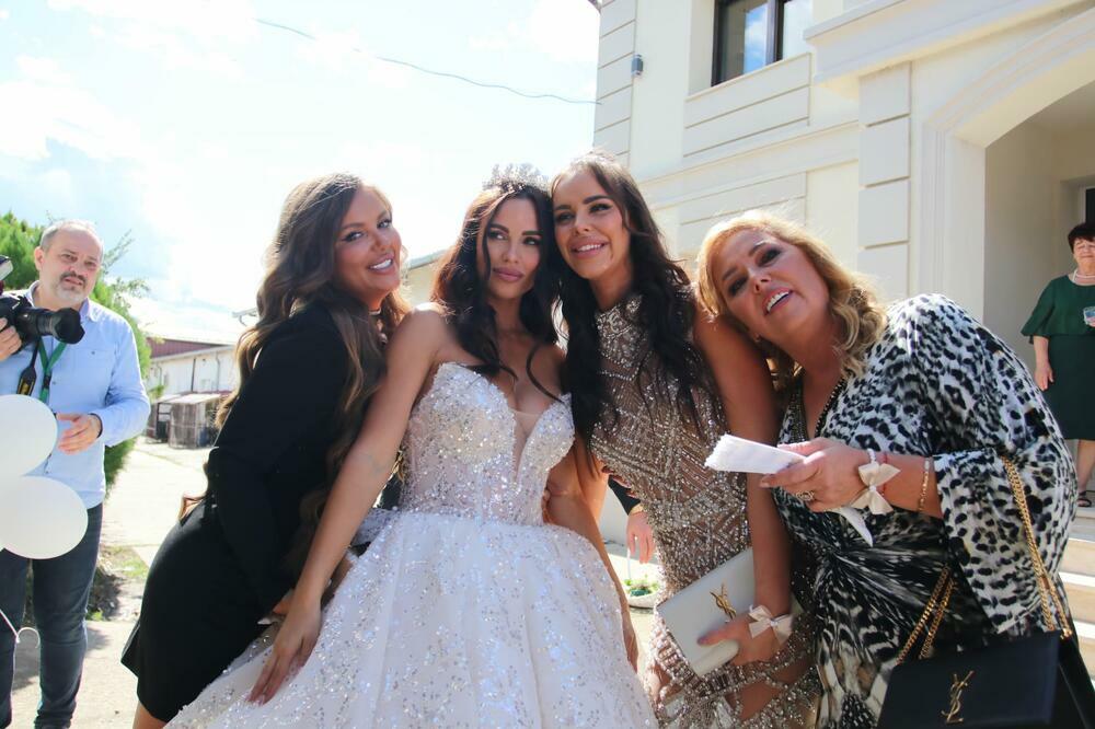 BOGDANA I NATAŠA RODIĆ BLISTAJU NA BOJANINOJ SVADBI: Sestre ODUŠEVILE stajlingom! (VIDEO)