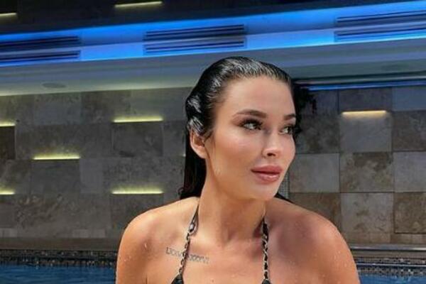 MOKRA I GOLIŠAVA, SVE SE SLIVA SA NJE! Naša misica pokazala VELIKE PETICE, ova fotka će vam ostati UREZANA ZAUVEK