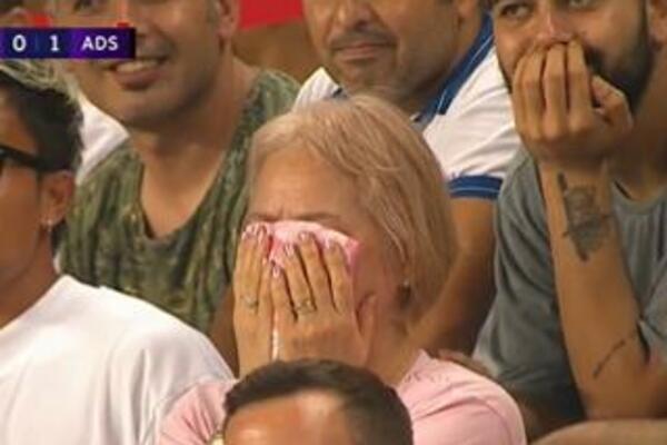 MAJKA NIJE VEROVALA OČIMA: Prešla 9.100 km da gleda sina, a on dobio direktan CRVENI za 20 sekundi! (VIDEO)