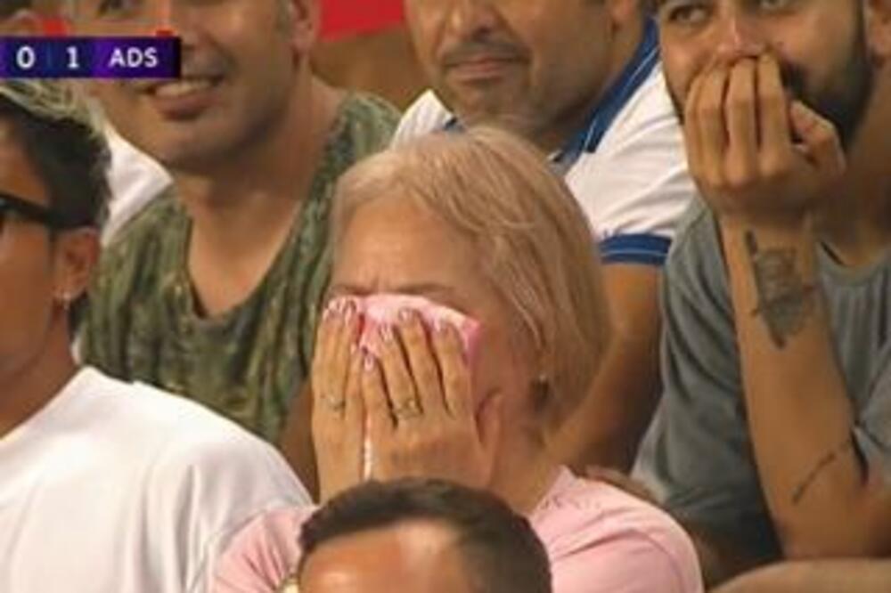 MAJKA NIJE VEROVALA OČIMA: Prešla 9.100 km da gleda sina, a on dobio direktan CRVENI za 20 sekundi! (VIDEO)