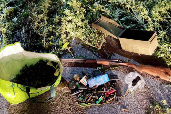 VELIKA AKCIJA POLICIJE U RIPNJU: Zaplenjeno ORUŽJE i DROGA (FOTO)