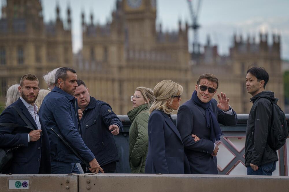 MAKRON "INKOGNITO" PROŠETAO LONDONOM: Došao na sahranu kraljice sa suprugom, građani ZAPANJENI! (VIDEO)