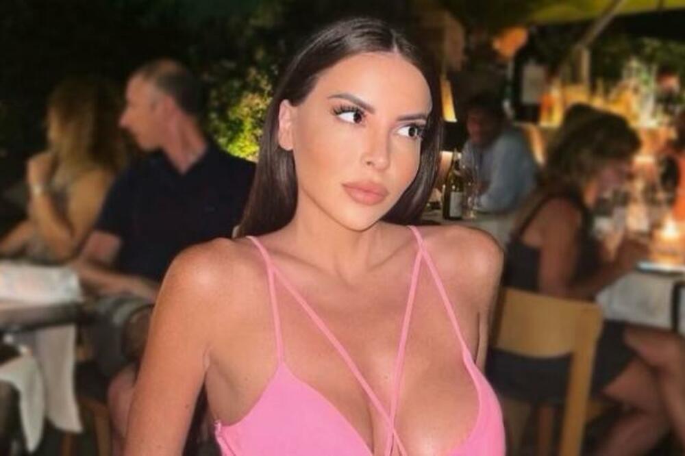 OVAKO IZGLEDA DEVOJKA JEDNOG OD NAJBOLJIH FUDBALERA! Nestvarne obline, POČASTILA FANOVE SE*SI SLIKAMA (FOTO)