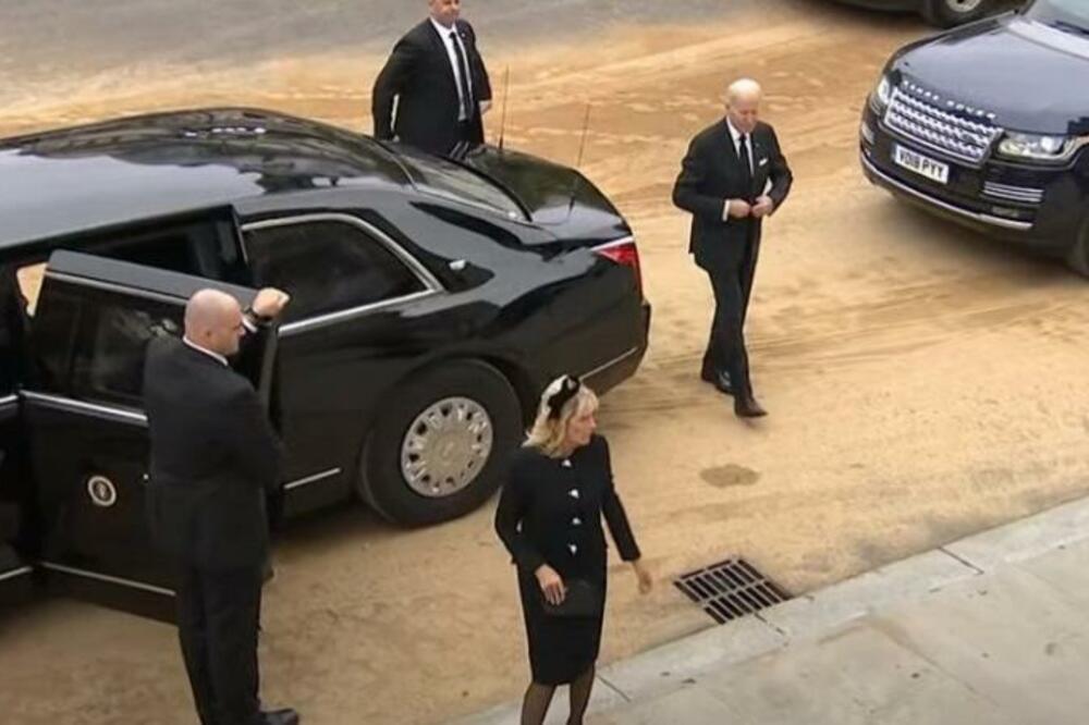 BAJDENOVA "ZVER" SE ZAGLAVILA U SAOBRAĆAJU: Nije hteo da se vozi AUTOBUSOM, pa provozao OPASNU LIMUZINU! (VIDEO)