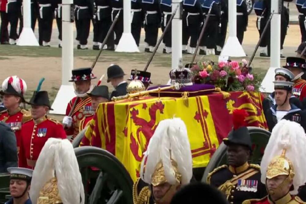 NAJPOTRESNIJI KADAR SA SAHRANE KRALJICE ELIZABETE: Srce da vam prepukne! (FOTO)