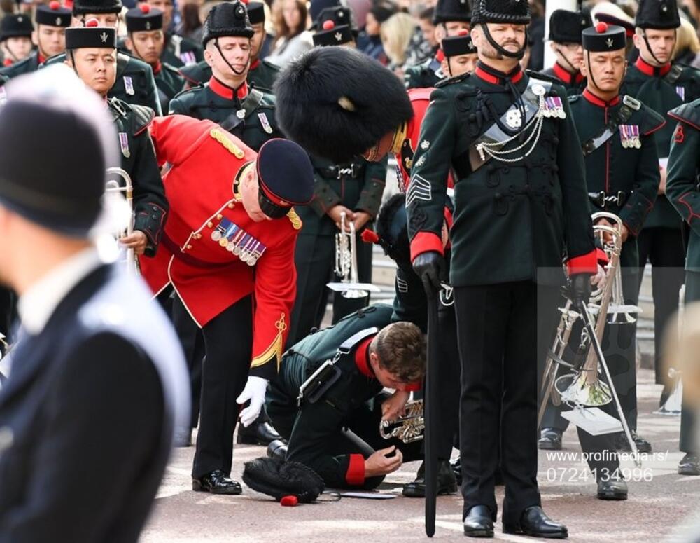 Policajac, Sahrana kraljice Elizabete, kraljica Elizabeta