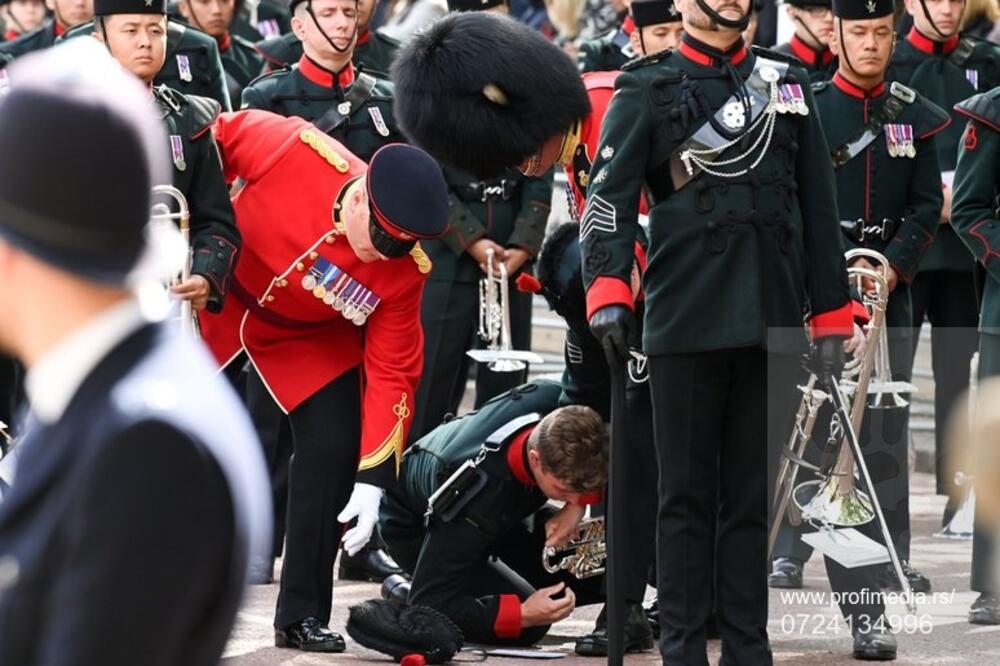 POLICAJAC SE ONESVESTIO TOKOM SAHRANE KRALJICE ELIZABETE: Srušio se kao SVEĆA, odneli ga na NOSILIMA!