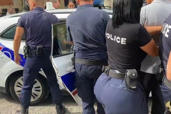 SLIKA OVE POLICAJKE I NJENE POZADINE ŠOKIRALA SVET: Kada je OKRENE, nastane potpuno POMRAČENJE (VIDEO)