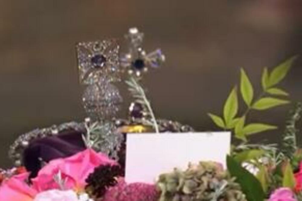 NA KRALJIČINOM KOVČEGU JE ŠTA?! Najnoviji SNIMAK šokirao BRITANCE, pogledajte OVO! (VIDEO)