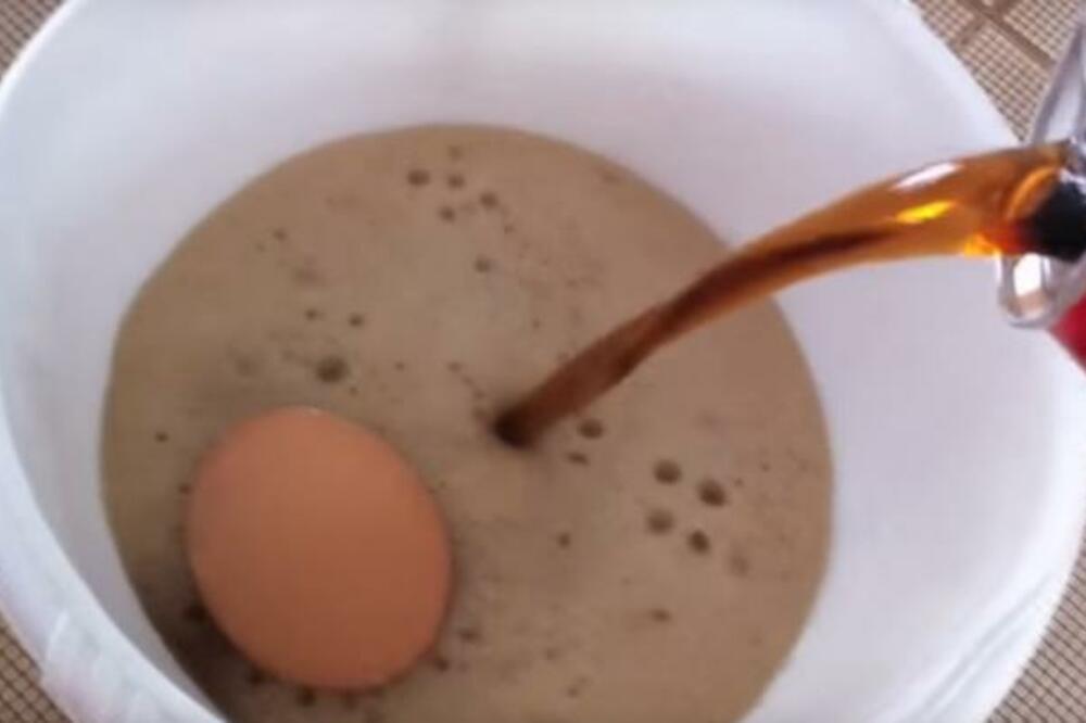 JAJE JE GODINU DANA BILO U ČAŠI KOKA KOLE: Sve je snimljeno, iznenadićete se kada vidite šta se desilo (VIDEO)