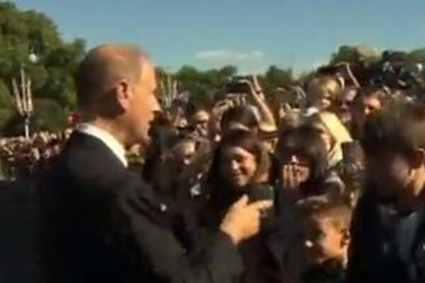 DRUŠTVENE MREŽE EKSPLODIRALE ZBOG PONAŠANJA NALMLAĐEG PRINCA: Šta bre on ovo radi i to na SAHRANI